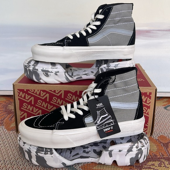 Vans WMNS Sk8-Hi Tapered
Moon Rocks Black/Reflective
VN0A7Q5TBRF
Sneakers - Picture 10 of 16